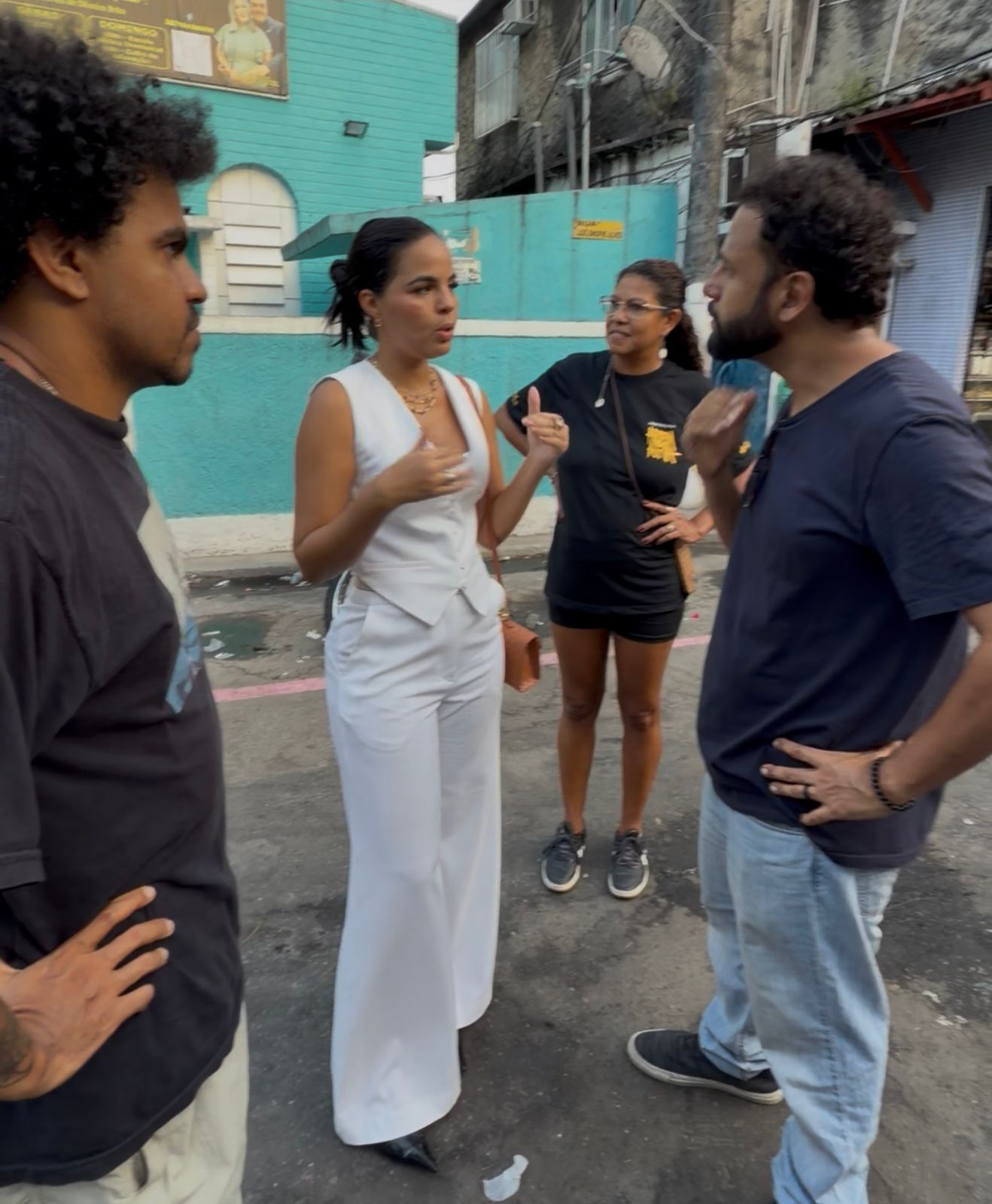 Conversa na rua com moradores