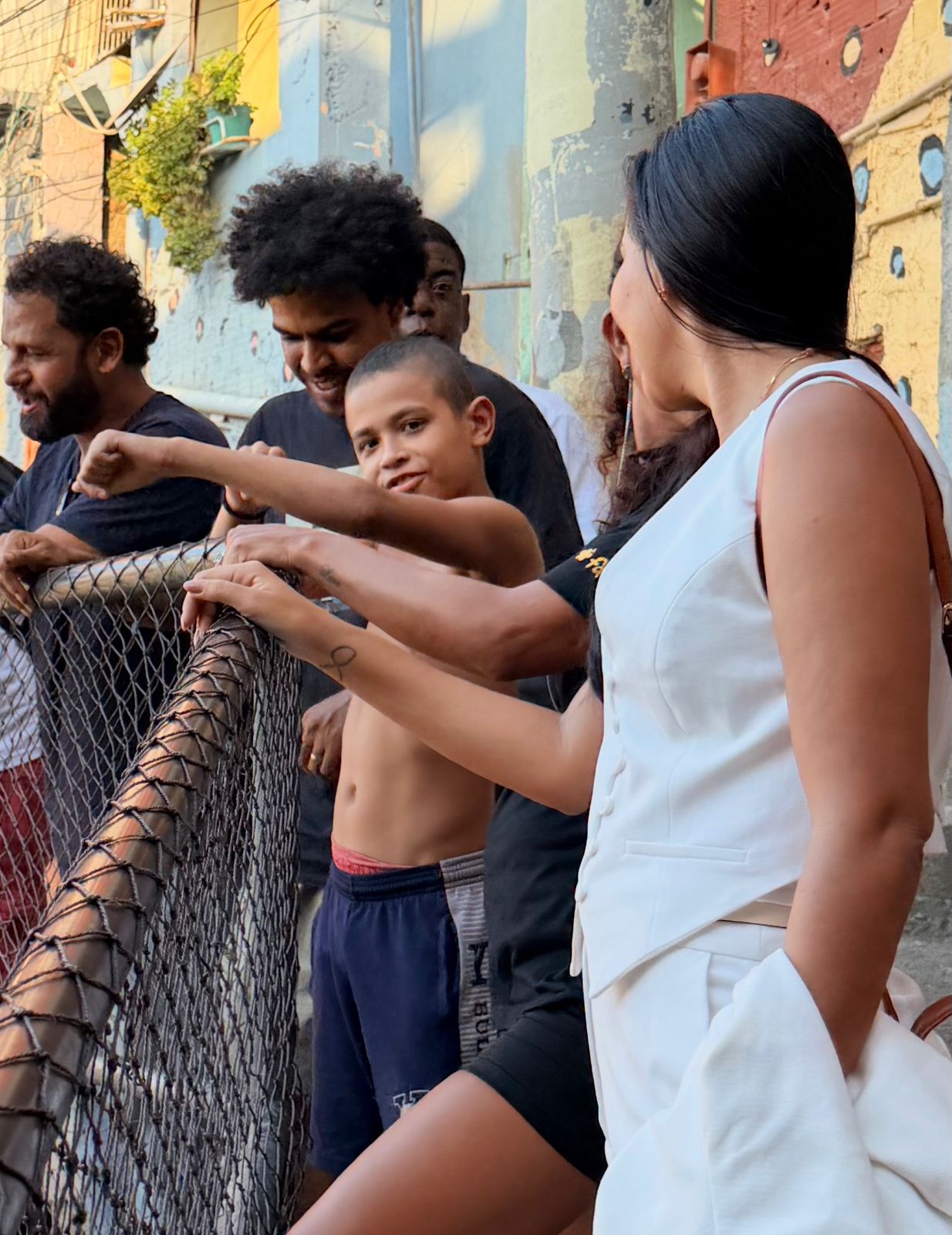 Encontro com moradores na grade da comunidade