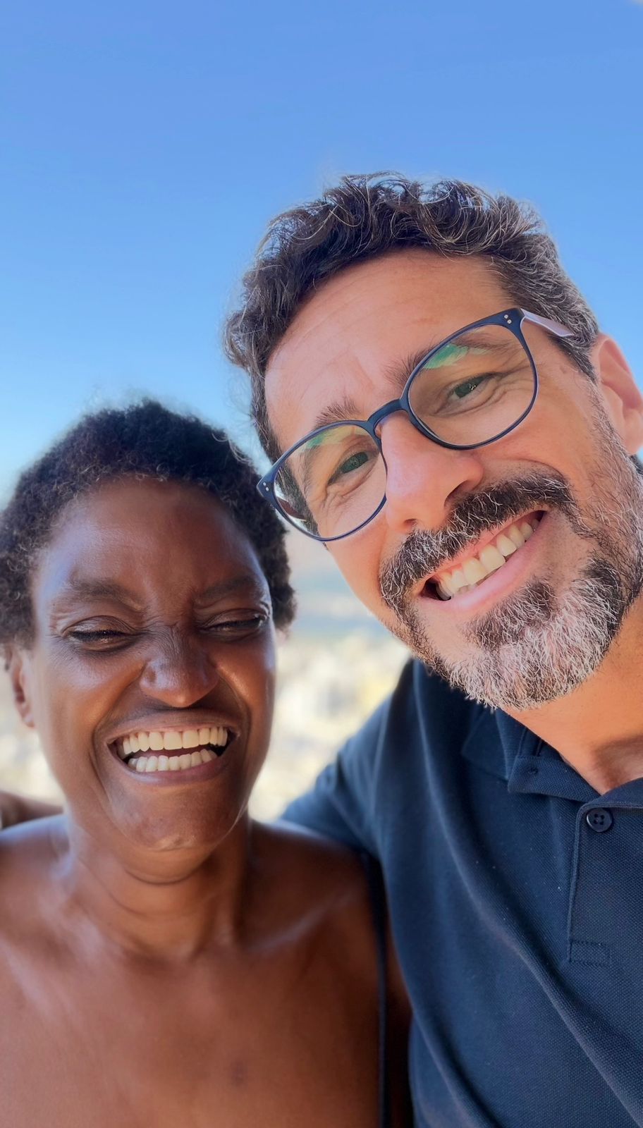 Selfie com moradora sorridente