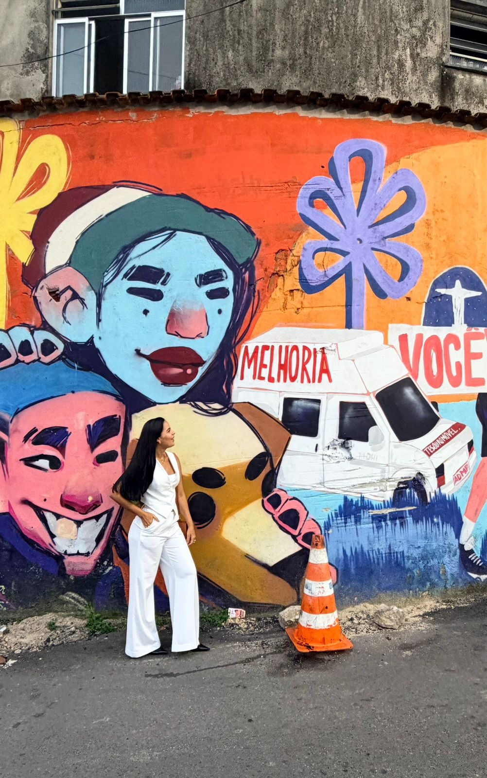 Mulher em frente a mural colorido